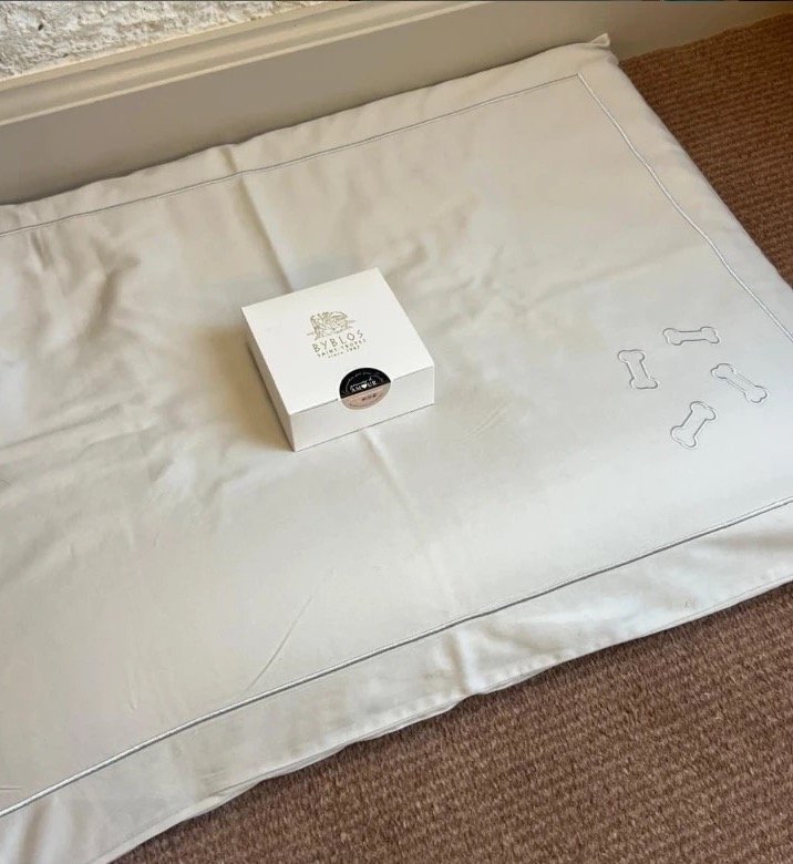 ホテルのロゴ入りペット用ベッド
